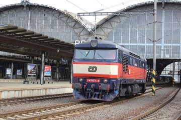 Lokomotiva 749.121 na pražském Hlavním nádraží, vyrobená v ČKD. Označována přezdívkou Zamračená, nebo Bardotka podle charakteristických oken a tvarování čela lokomotivy. Zdroj: Wikipedia.