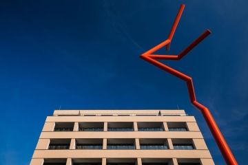 Plastika Anténa, druhý ze čtyř sloupů Emila Kolbena ve čtvrti Emila Kolbena.