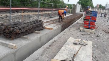 Obr 1_hotový podkladní beton z Rebetongu pro betonáž základového pasu pod opěrnou stěnu