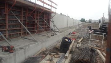 Obr 2_základový pas a opěrná stěna z Rebetongu před železniční tratí