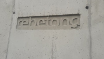 Obr.3_část opěrné stěny z Rebetongu před železniční tratí